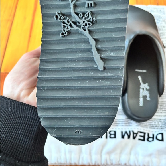 Yume Yume Black Leatherette Truck
Mules Woman - Picture 3 of 6